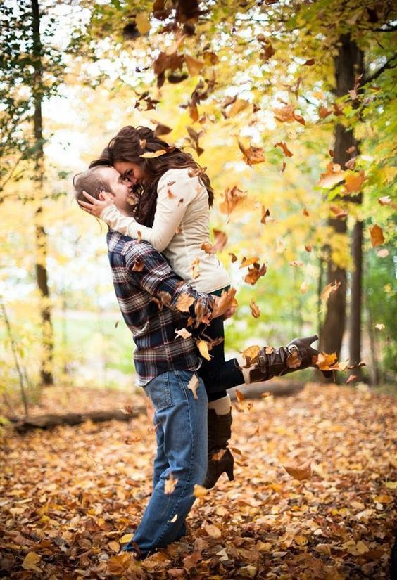 10 Fall Engagement Photos to Inspire You