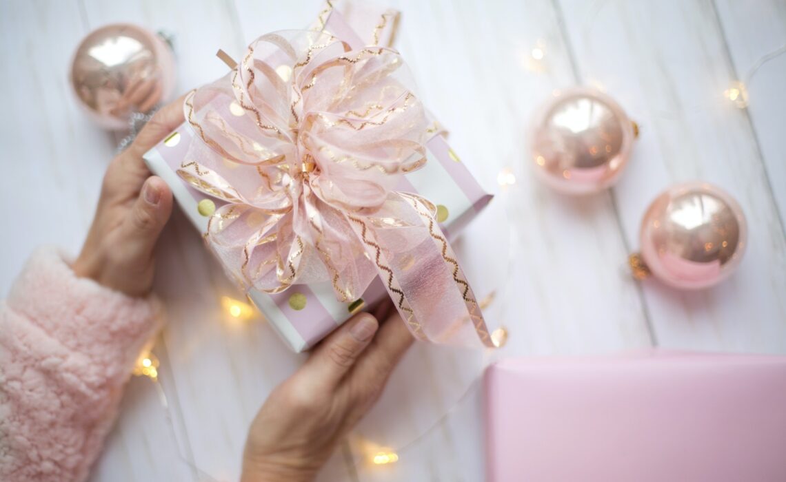 https://blog.eventective.com/wp-content/uploads/2022/01/woman-wrapping-pink-gift-1140x700.jpg