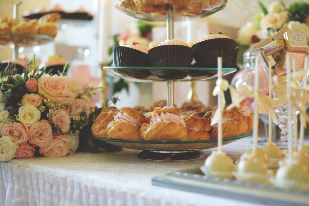 Food waste at your wedding: Dessert table